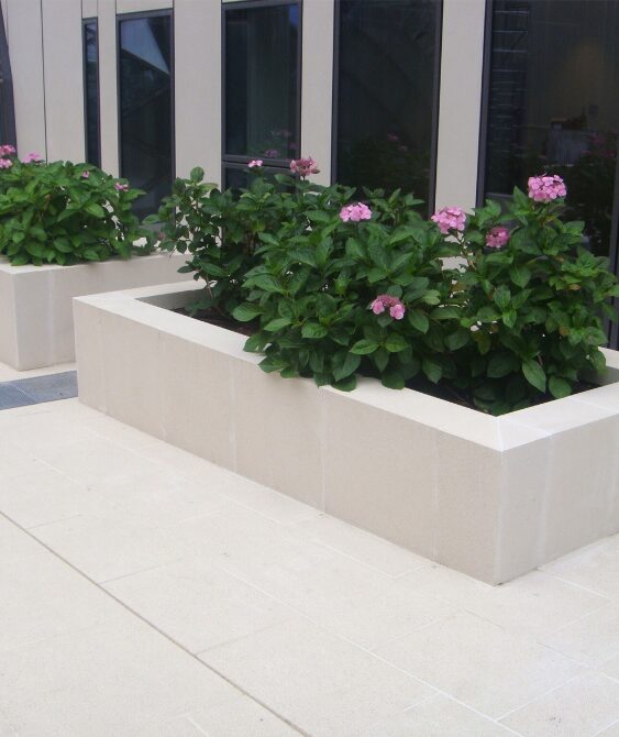 Zoom sur un bac à fleurs en dalles minérales Rebeton – projet 52 Hoche