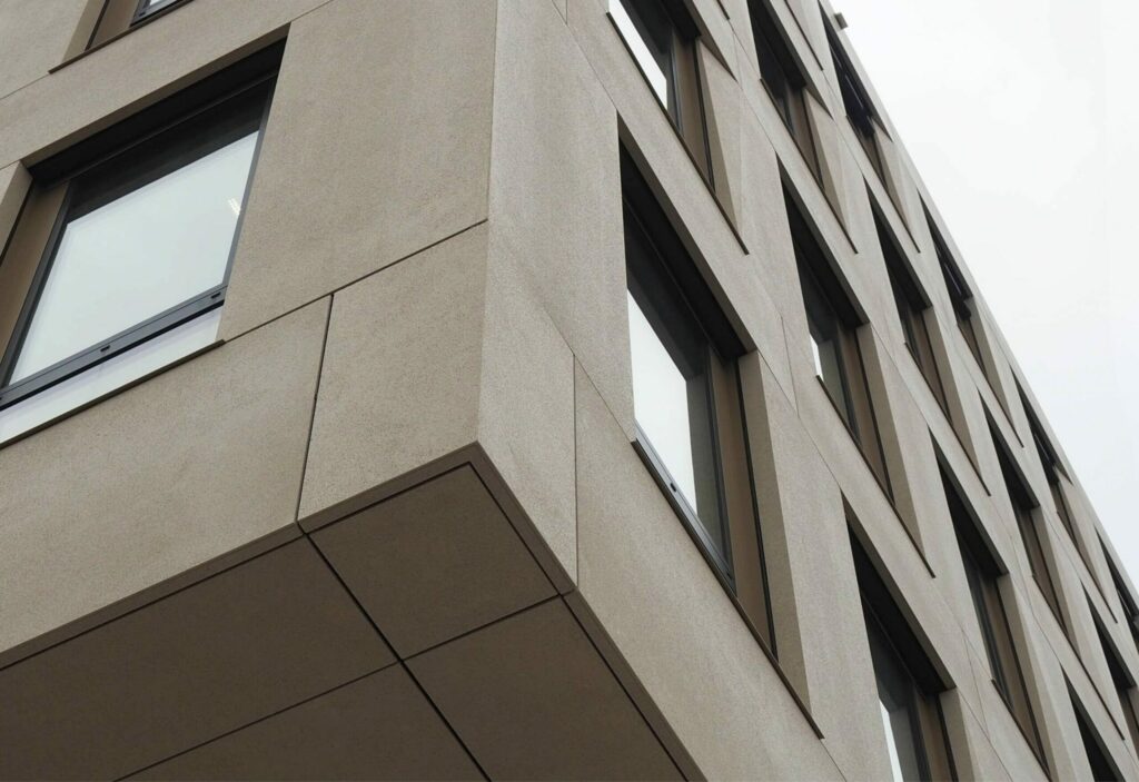 Architecture contemporaine intégrant des matériaux durables.