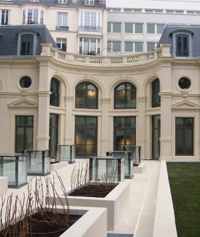 Bacs végétalisés en dalles minérales intégrés à une cour intérieure élégante – 52 Hoche