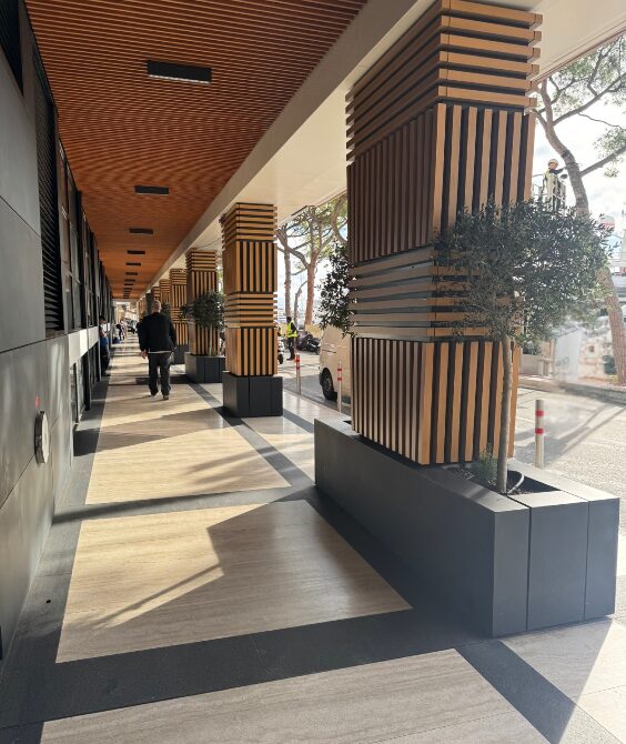 Bacs de plantation en dalles minérales design intégrés à l’aménagement extérieur du projet Luciana à Monaco