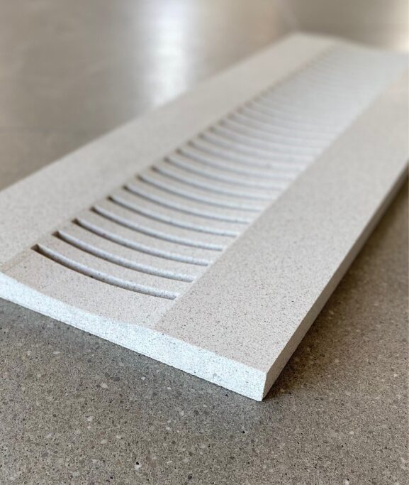 Dalle minérale Rebeton intégrant un dispositif d’écoulement des eaux.