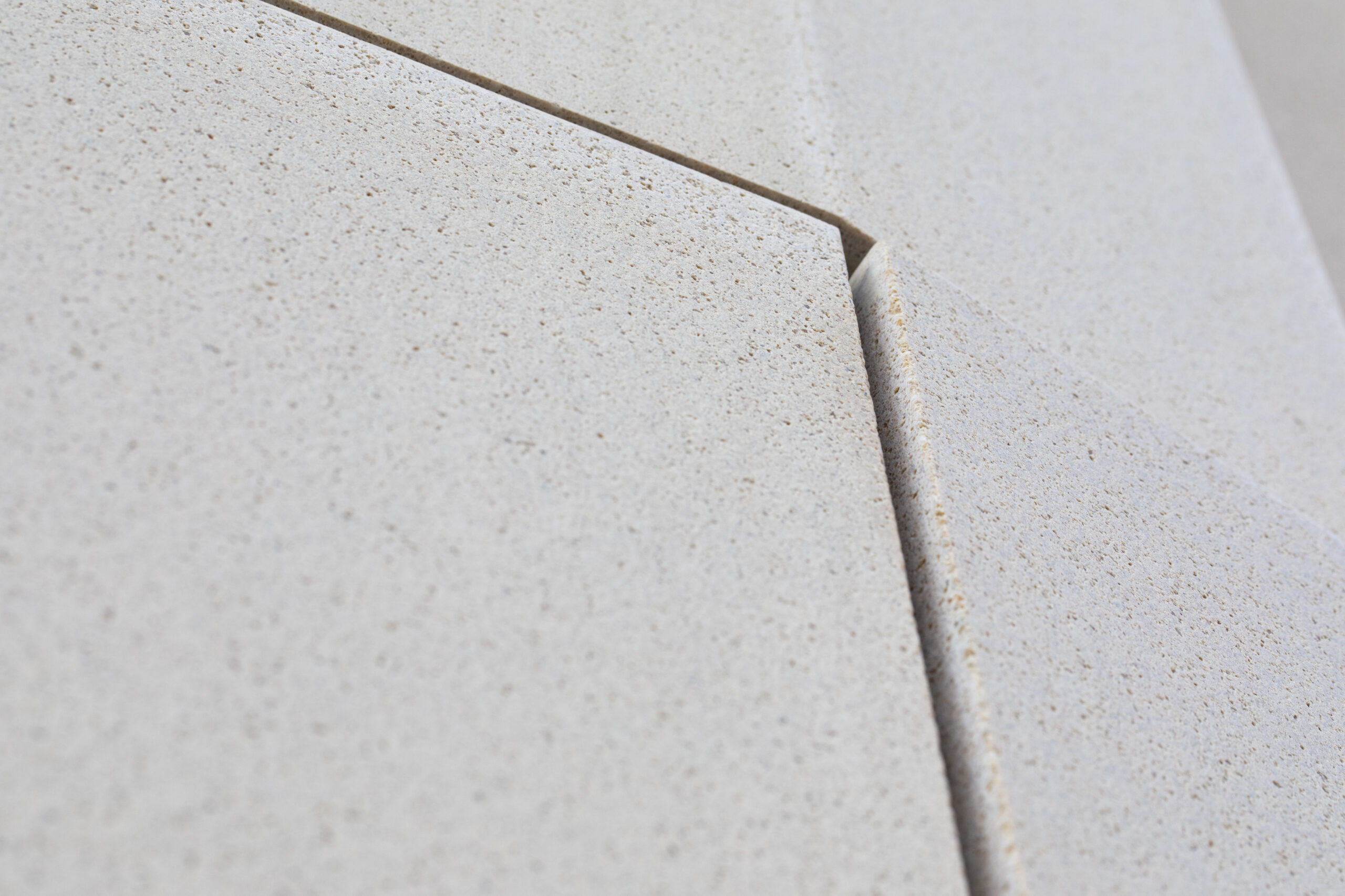 Savoir-faire Rebeton dans l’assemblage précis de façades minérales.