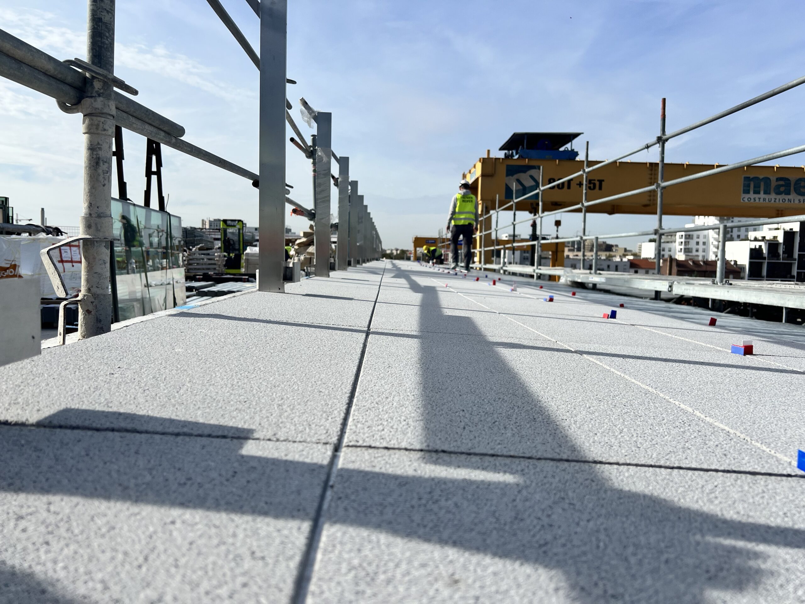 Pose de dalles minérales Rebeton en façade sur un chantier en cours.