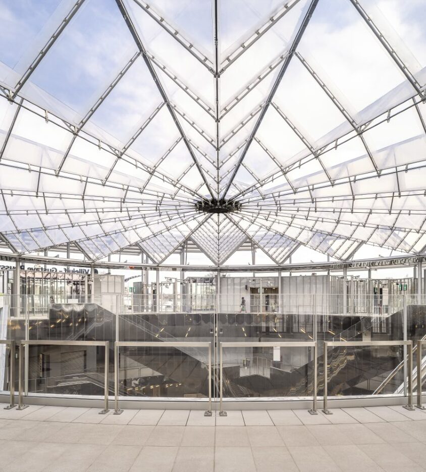 Dalles minérales Rebeton au sol dans un espace public de la gare de Villejuif.