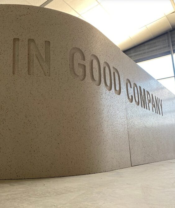 Habillage de bar en dalles minérales avec lettrage intégré au Madison à New York