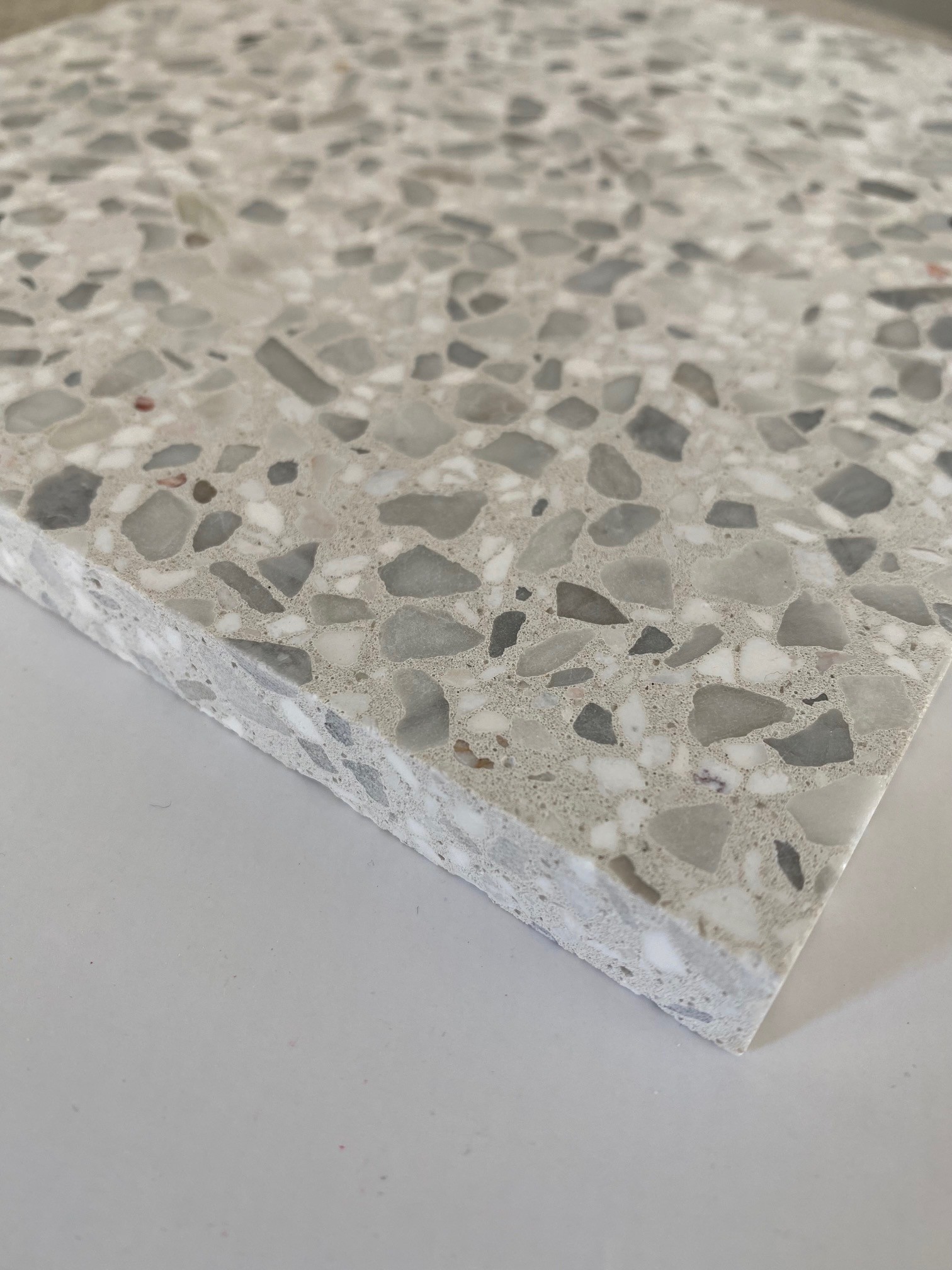 Dalle Rebeton terrazzo minérale utilisée pour des applications de sol.