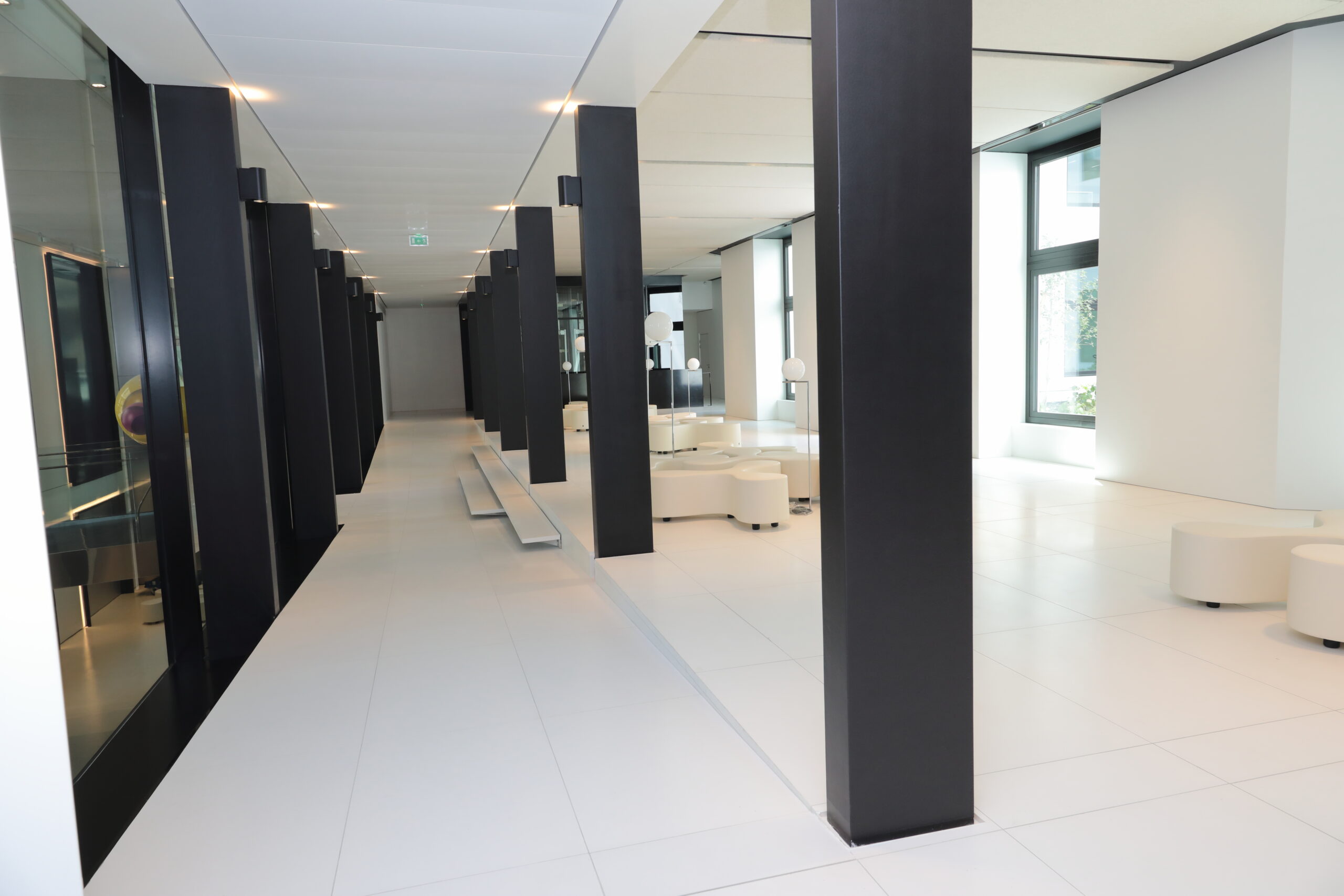 Sol intérieur en dalles minérales Rebeton dans un espace contemporain.