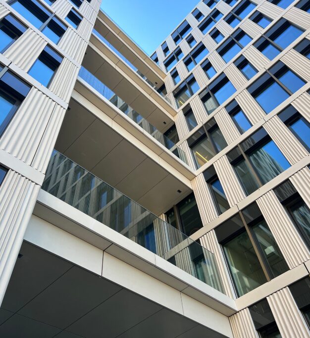 Façade contemporaine du projet Inselspital Bern illustrant les performances du bardage minéral Acrytherm.