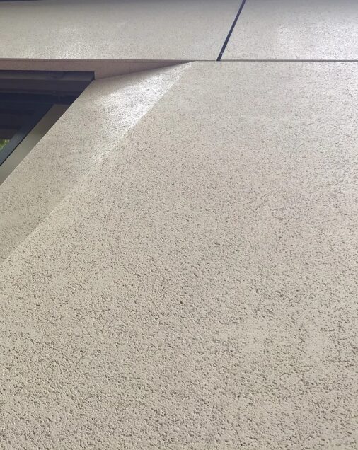 Détail de la surface minérale du bardage Acrytherm.