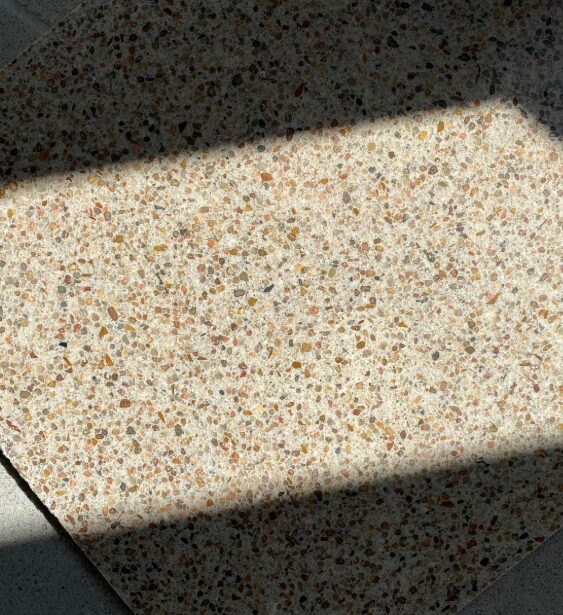 Surface minérale Acrytherm – teinte Terrazzo brun.