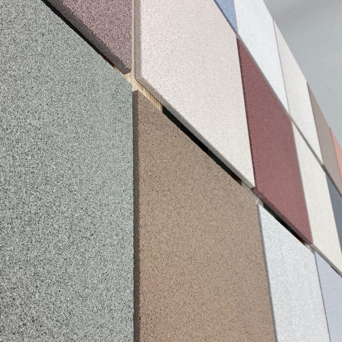 Ensemble de dalles minérales Acrytherm de couleurs et finitions différentes.