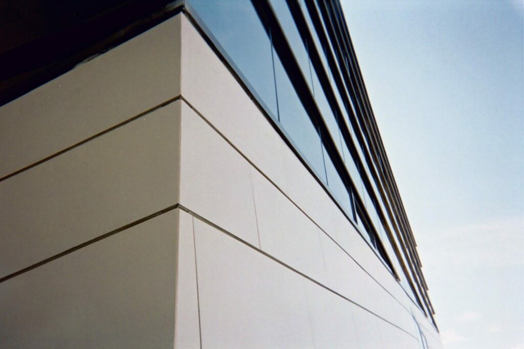 Façade architecturale Rebeton illustrant l’accès à la documentation technique.