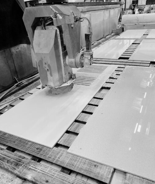 Fabrication des dalles minérales Acrytherm en usine.