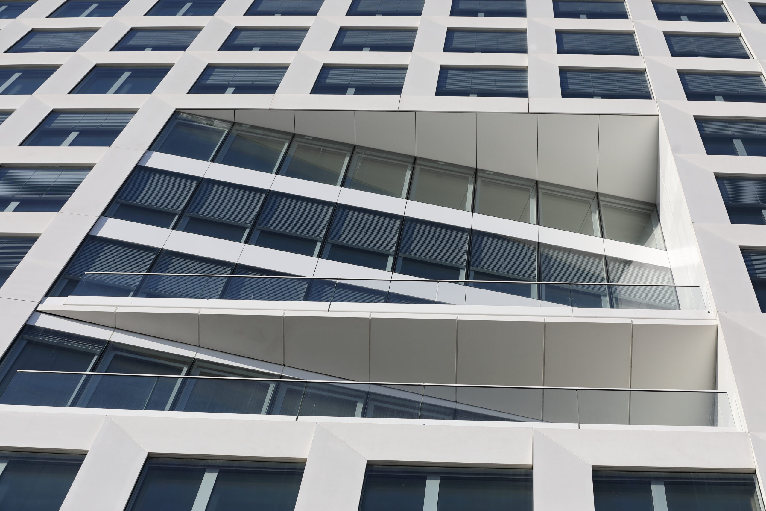 Façade architecturale contemporaine avec bardage minéral sur mesure Rebeton.