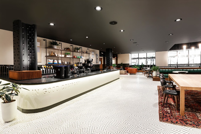 Habillage de bar en mobilier architectural sur mesure pour espace tertiaire.