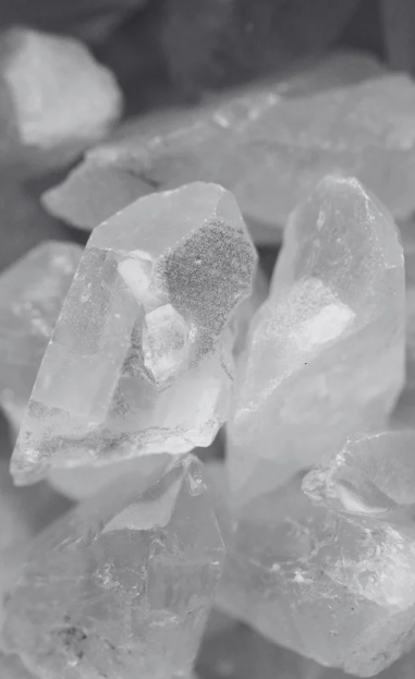 Quartz brut illustrant l’origine minérale de la matière architecturale.