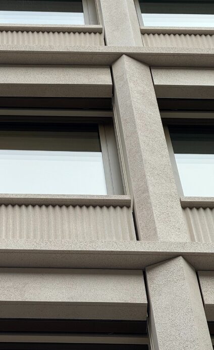 Façade architecturale illustrant la transformation du quartz en matière architecturale, projet Croix d’Or en Suisse.